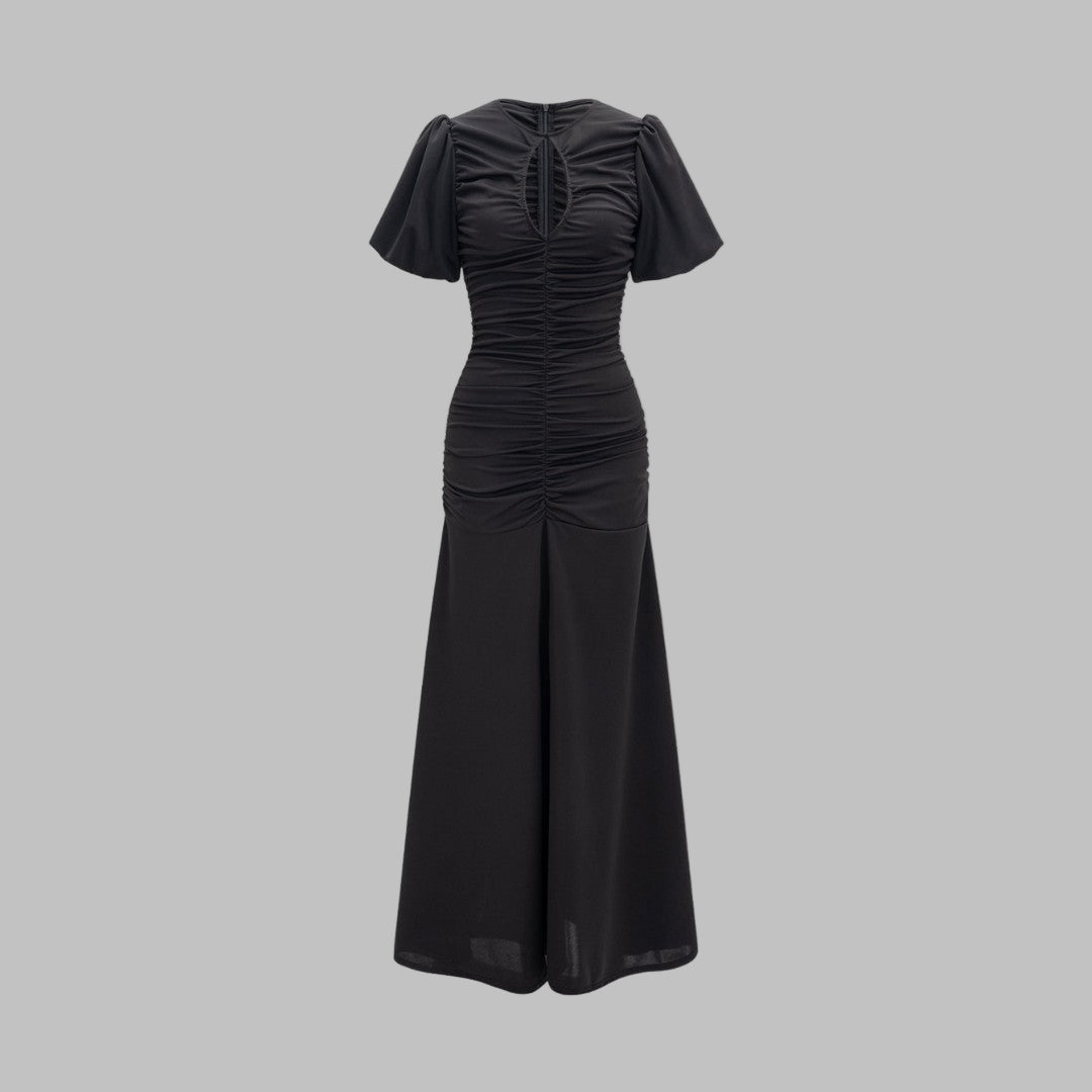 Svart figurnära maxiklänning med rynkdetaljer, nyckelhålsringning och puffärmar – elegant klänning med låg stretch