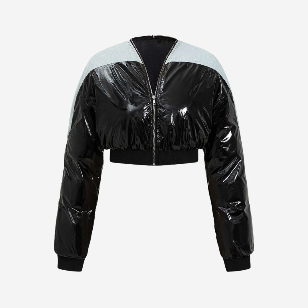 Svart cropped jacka med kontrasterande denimpartier och sportig dragkedja för dam