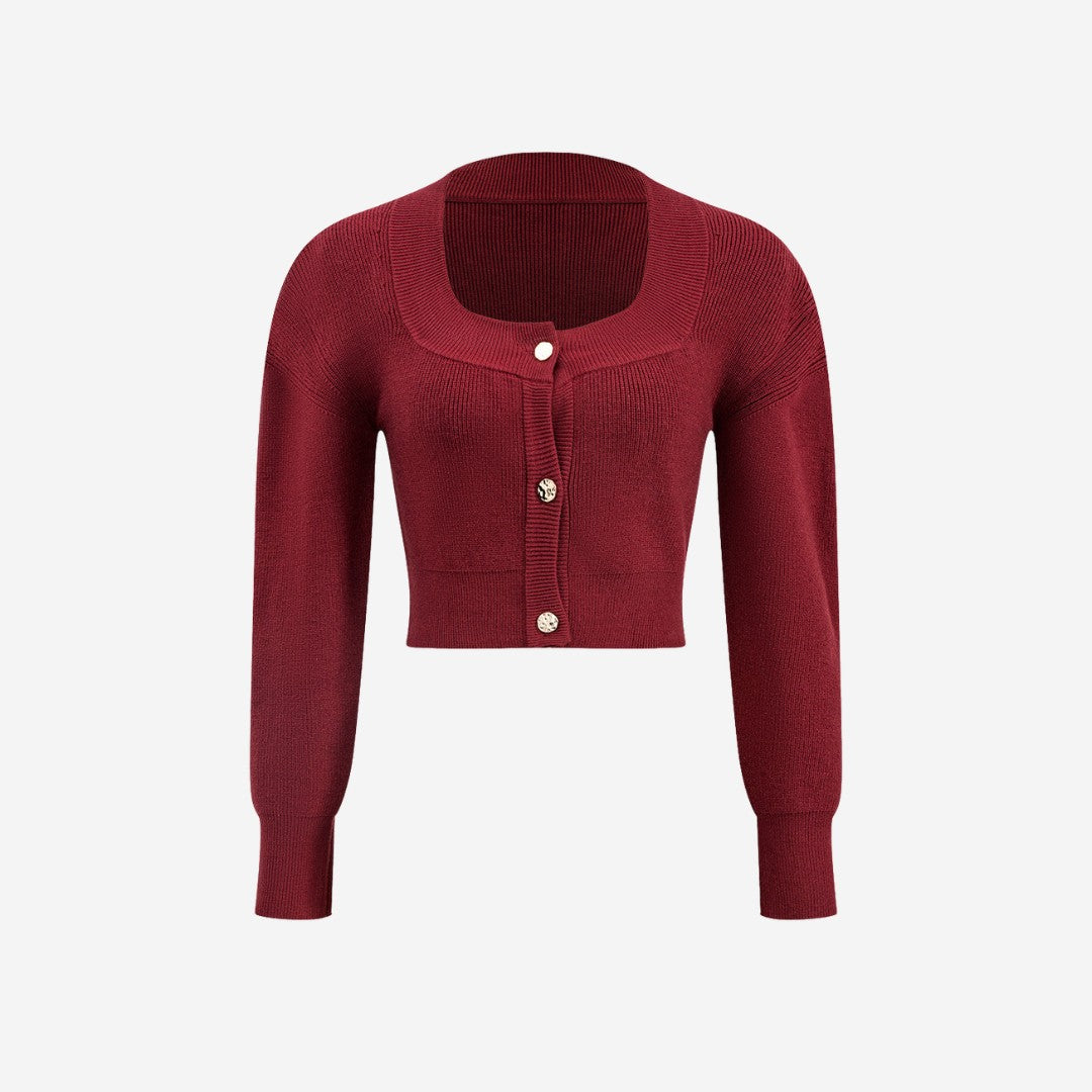 Vinröd kort stickad cardigan med fyrkantig halsringning och dekorativa knappar