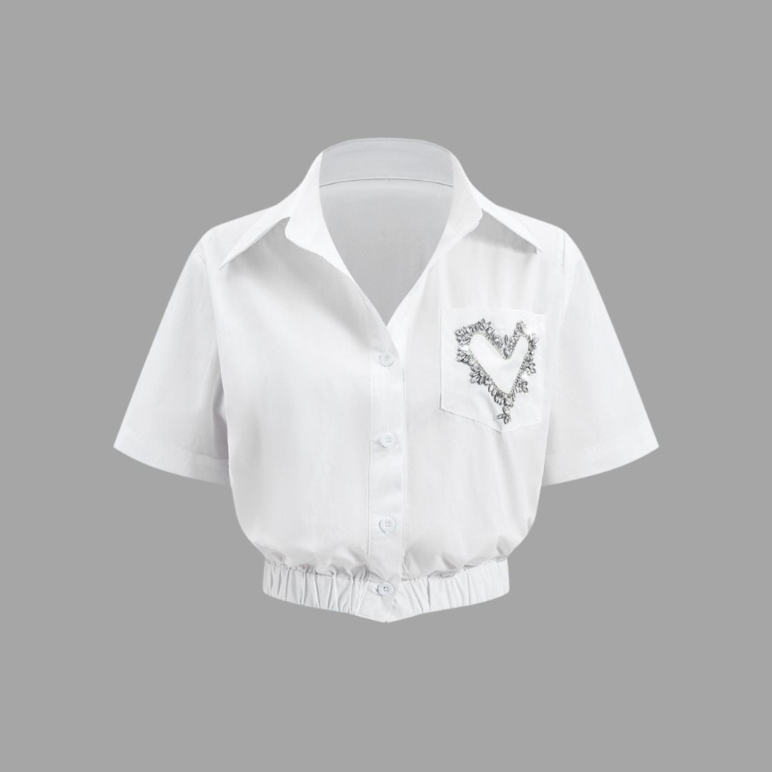 Vit kort skjortblus med hjärtformad kristalldekor och elastisk midja