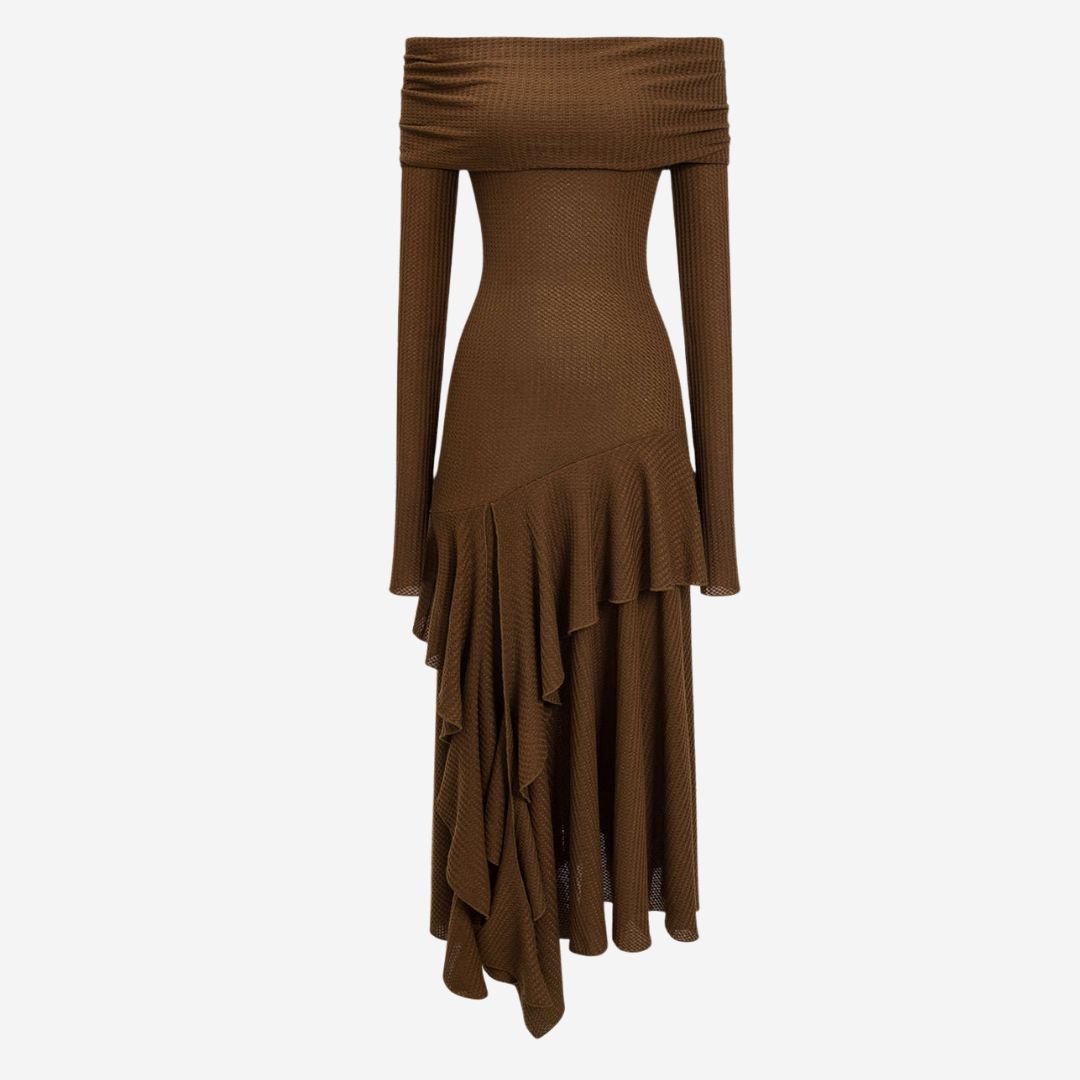 Midiklänning i brun våffelstickad jersey med avskuren axelringning och asymmetrisk volangkant