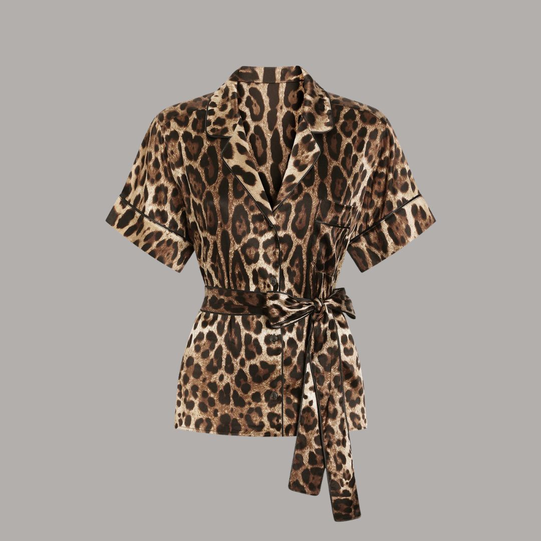 Leopardmönstrad kortärmad skjortblus i satin med knytskärp