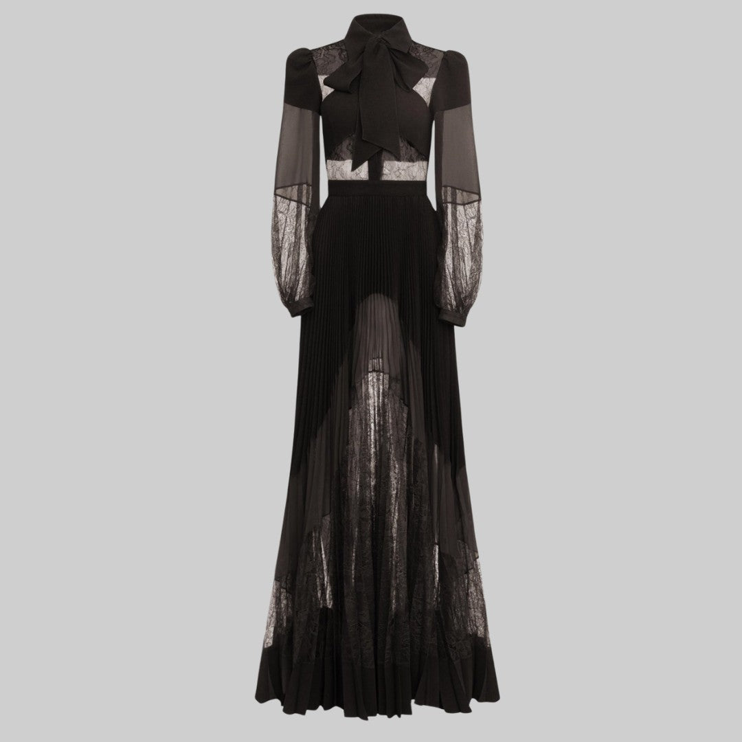 Svart Maxiklänning i Spets med Plisserad Kjol, Transparenta Partier och Knutdetalj vid Halsen