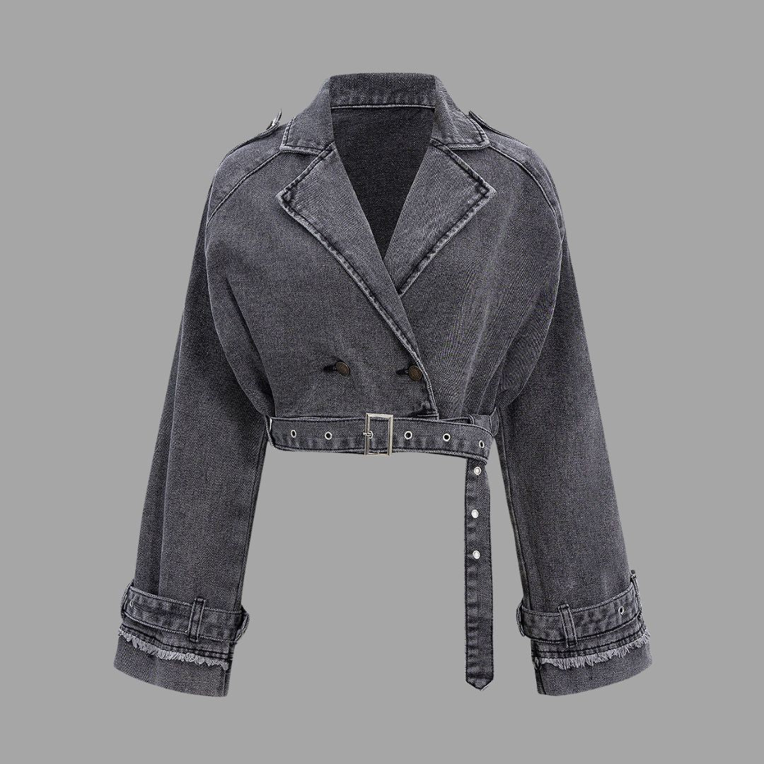 Mörkgrå kort denimjacka med bälte slagkrage och råa fållkanter i tvättad denim