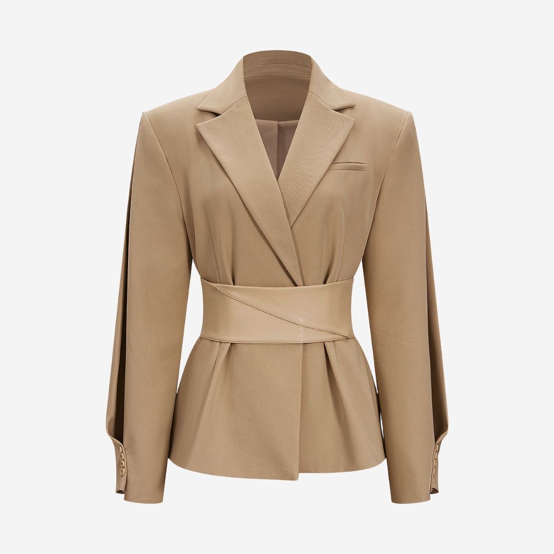 Khaki kavaj med markerad midja och dekorativt bälte i skräddarsydd silhuett