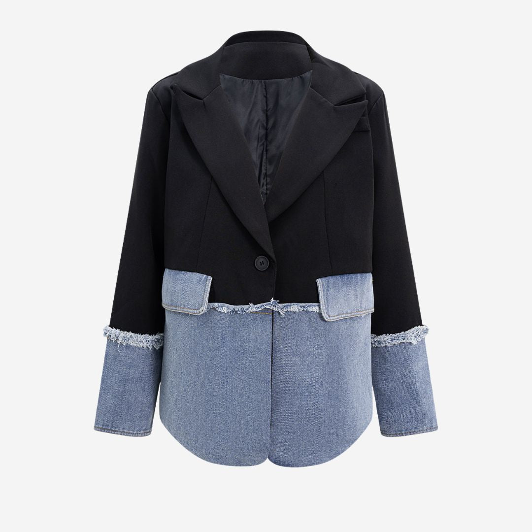 Svart kavajjacka med kontrasterande denimdetaljer och råa kanter i modern tvåtonad design