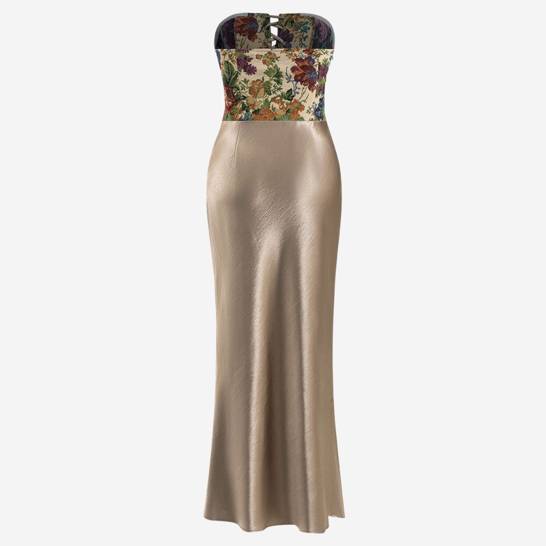 Axelbandslös figurnära midiklänning i satin med blommigt mönstrad liv och draperad kjol