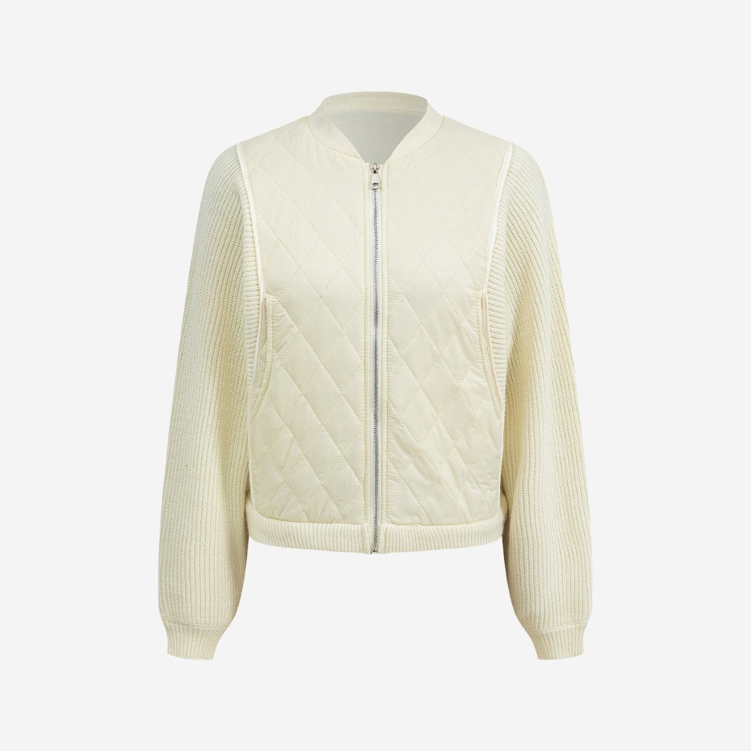 Stickad kofta med quiltade paneler och dragkedja framtill