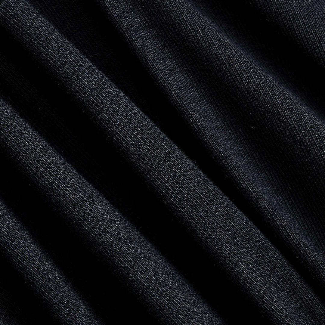 Svart figurnära jerseyklänning med spetsdetaljer drapering och markerad midja