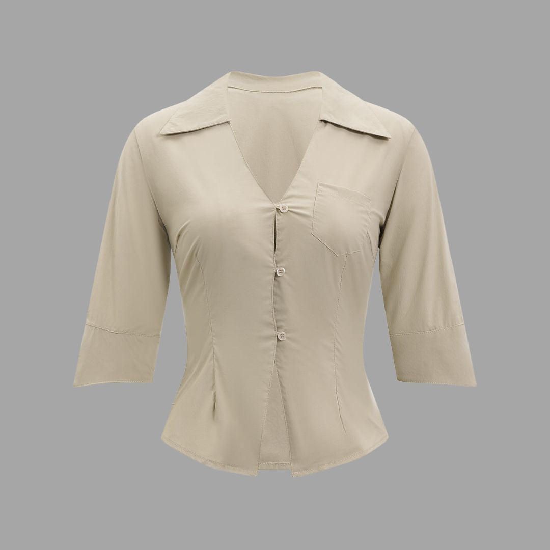 Beige figurnära blus med djup V-ringning och trekvartsärmar