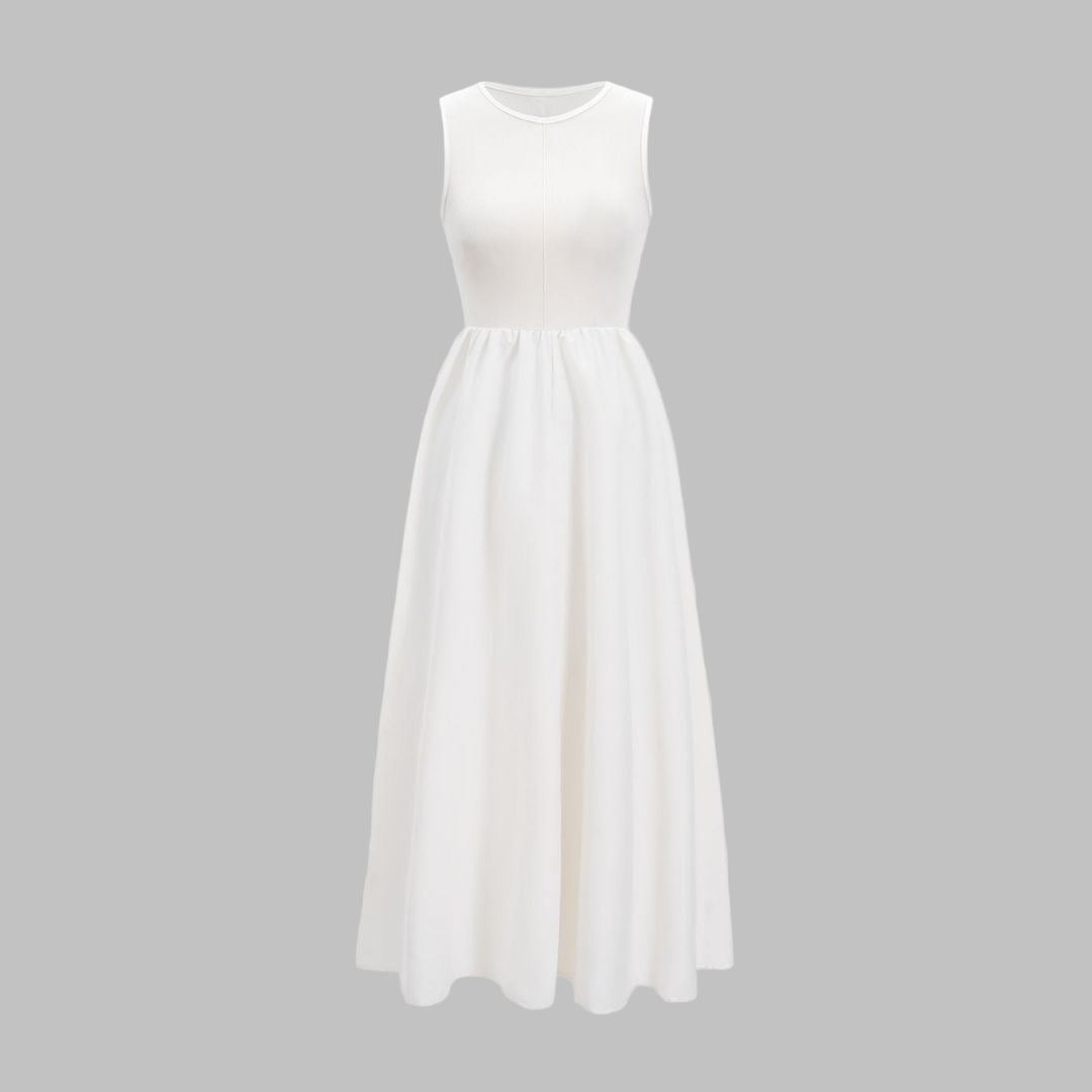 Vit ärmlös midiklänning i vävt tyg med markerad midja och utsvängd kjol