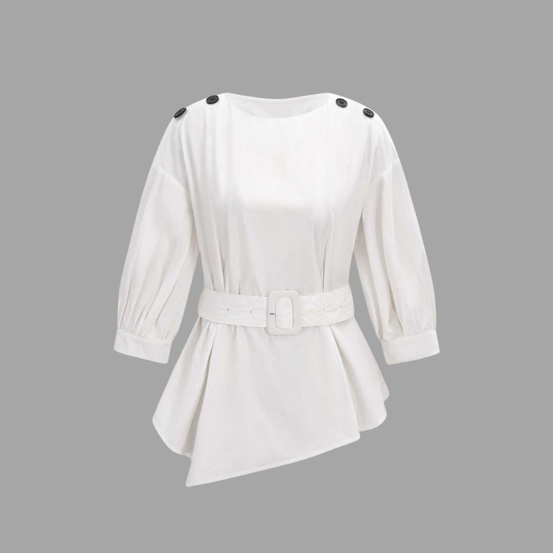 Vit asymmetrisk blus med bälte och svarta axelknappar