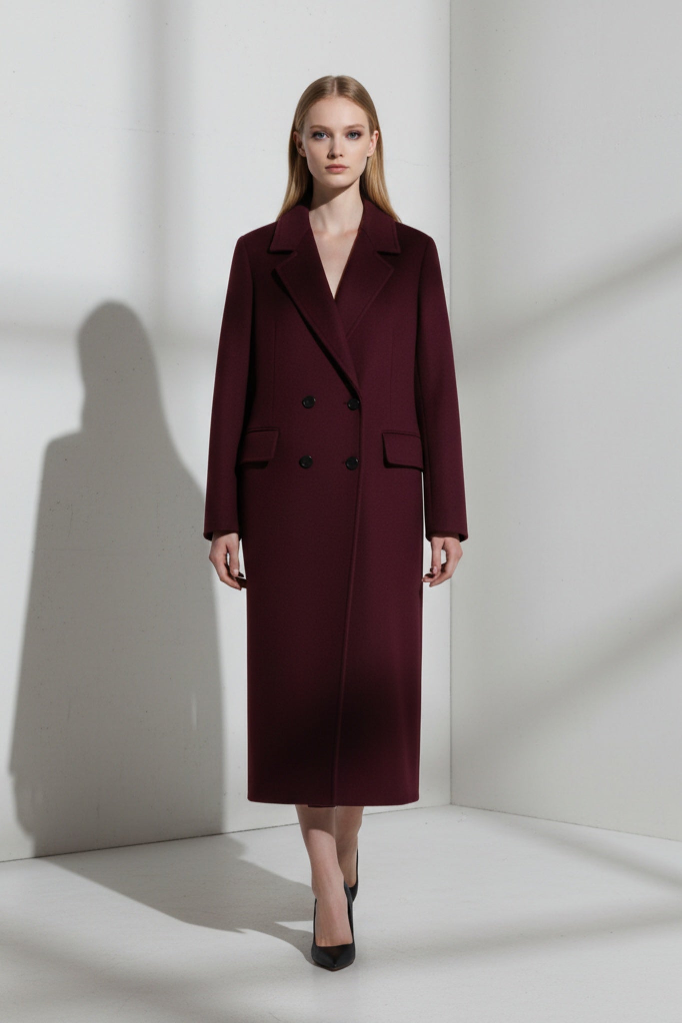 Lång ullblandad kappa i vinrött med dubbelknäppning