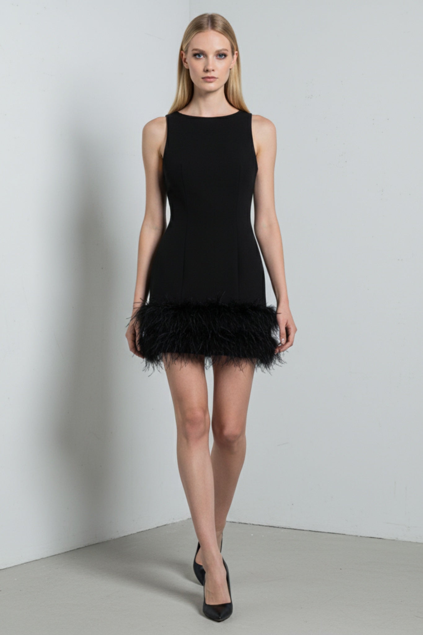 Svart Elegant miniklänning med fjäderkant och smal passform