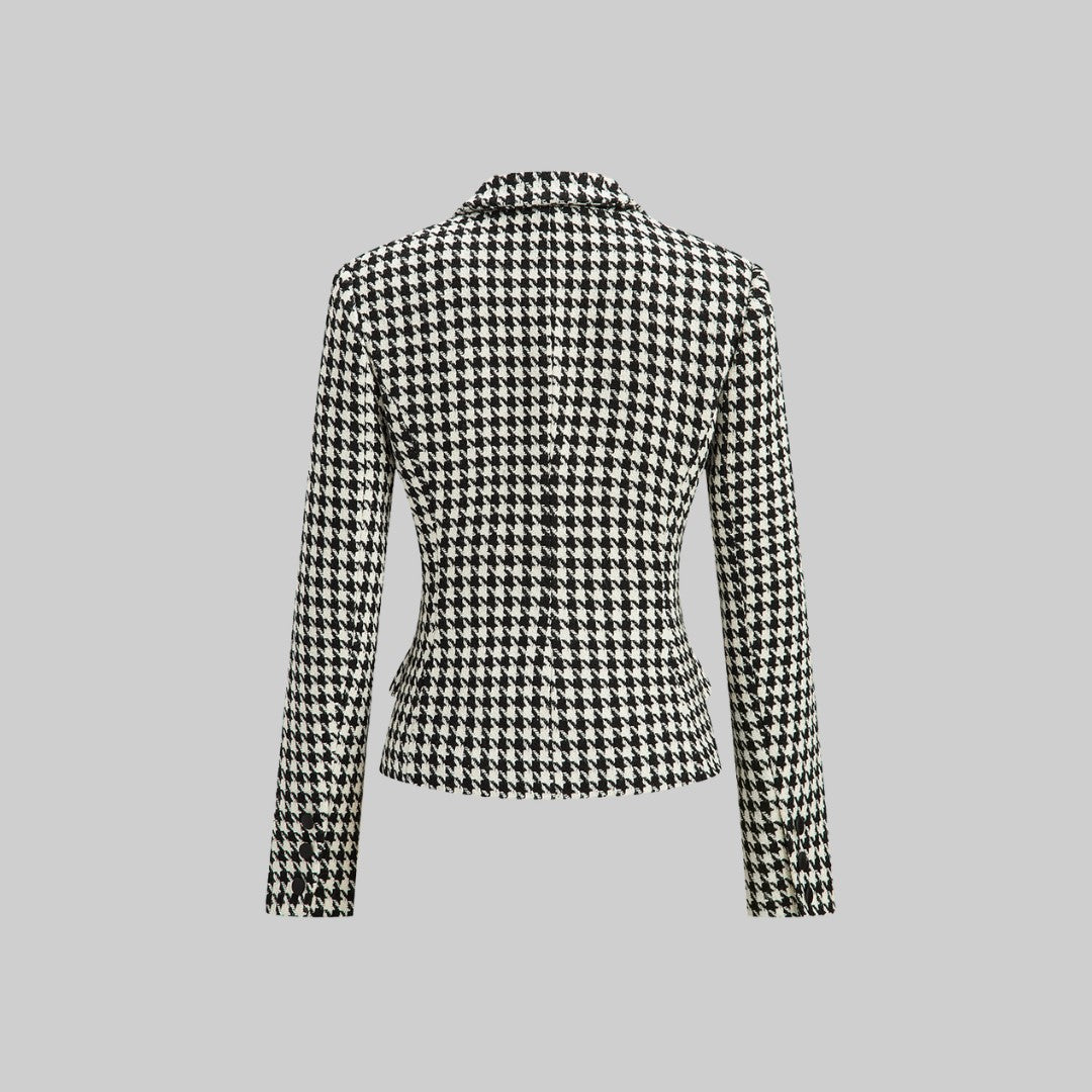 Svartvit tweedkavaj med dubbelknäppning, markerad midja och klassiskt hundtandsmönster