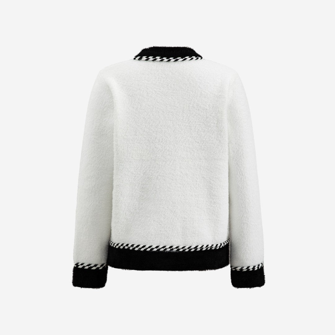 Svartvit stickad kofta med dekorativa knappar och fyrfickdesign