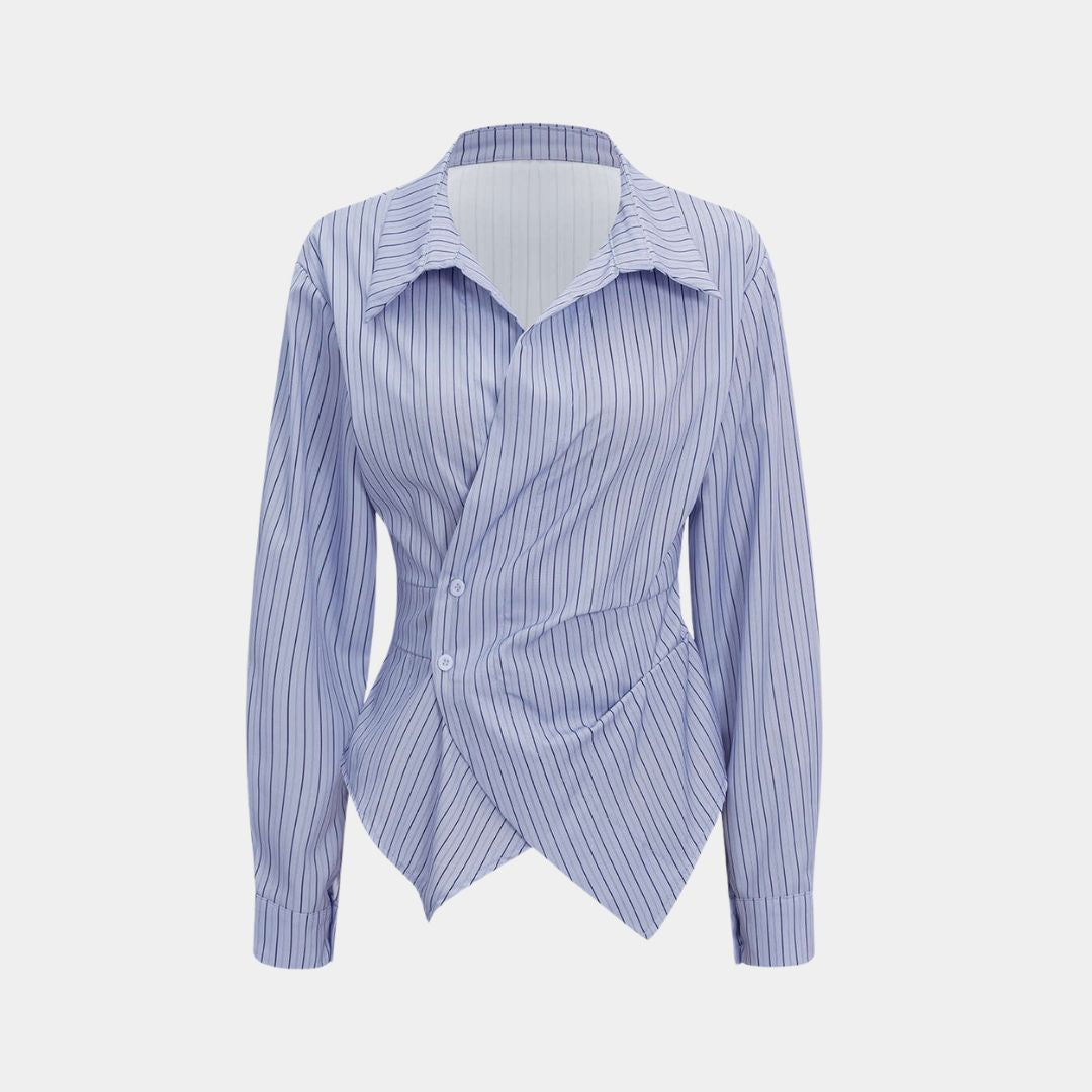 Blå randig figursydd skjorta i vävt tyg med smala lodräta ränder och diskreta knappar framtill.