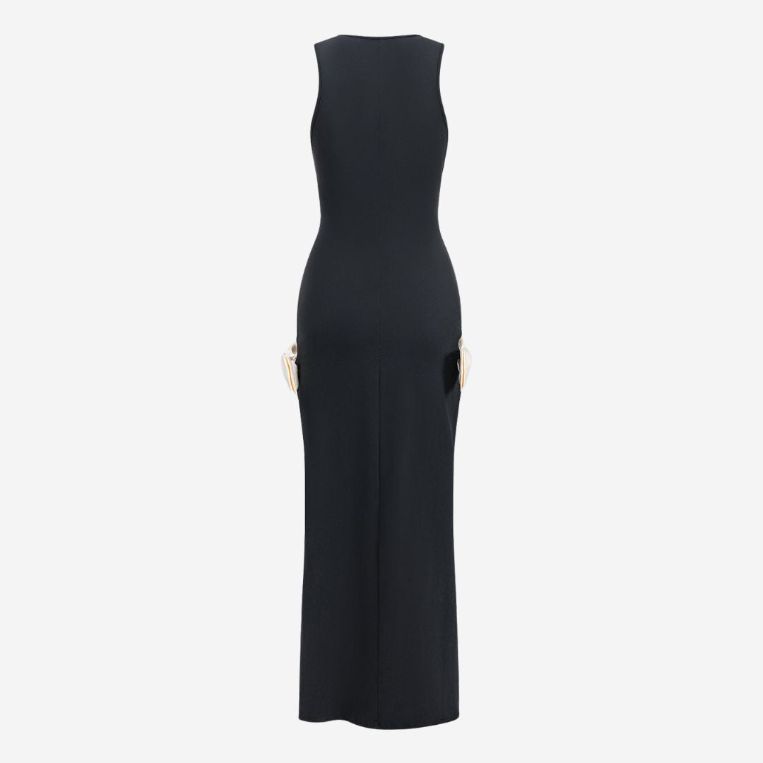 Svart ärmlös långklänning i jersey med figurnära silhuett och kontrasterande sidenrosetter i midjan