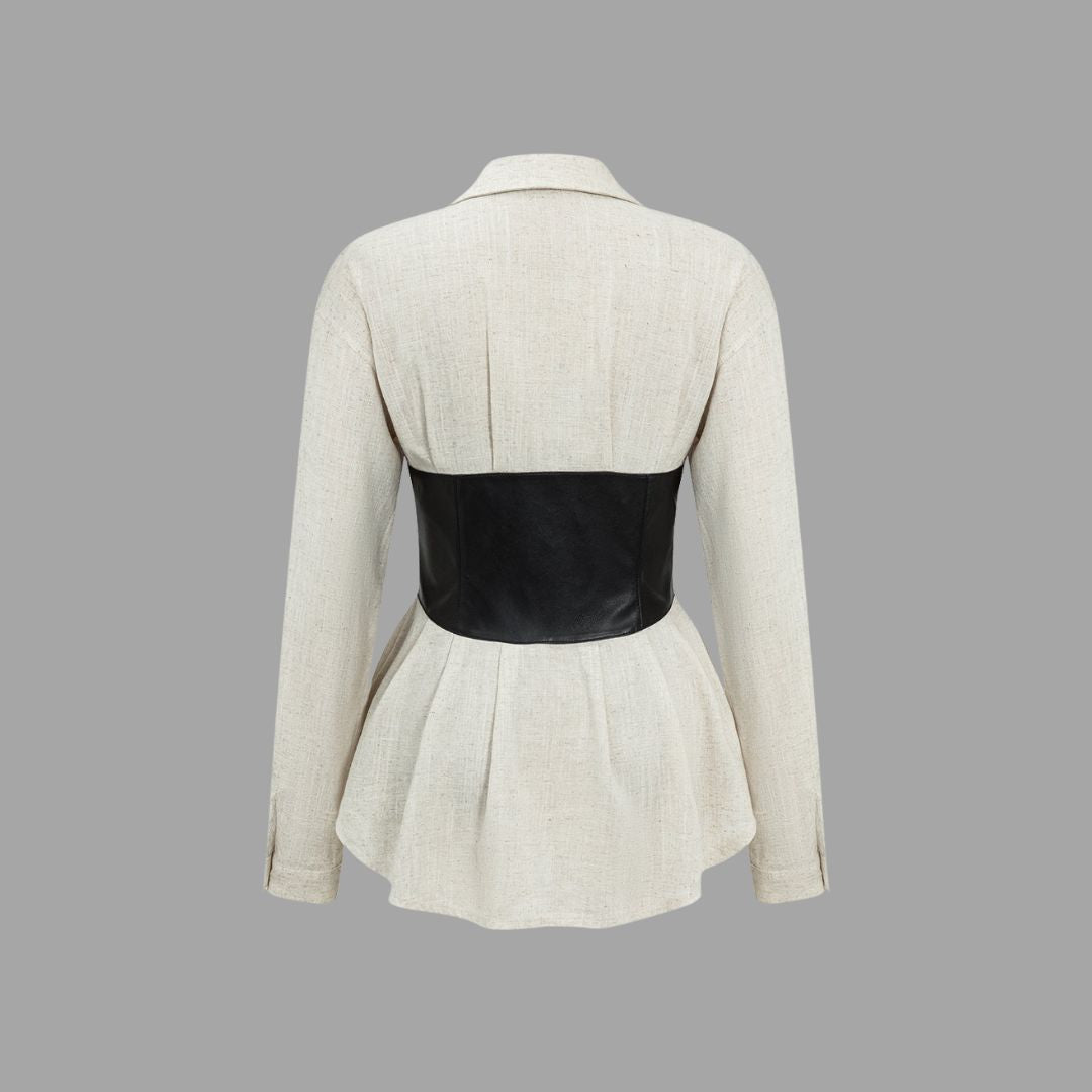 Beige skjorta i linneliknande tyg med svarta kontrastdetaljer