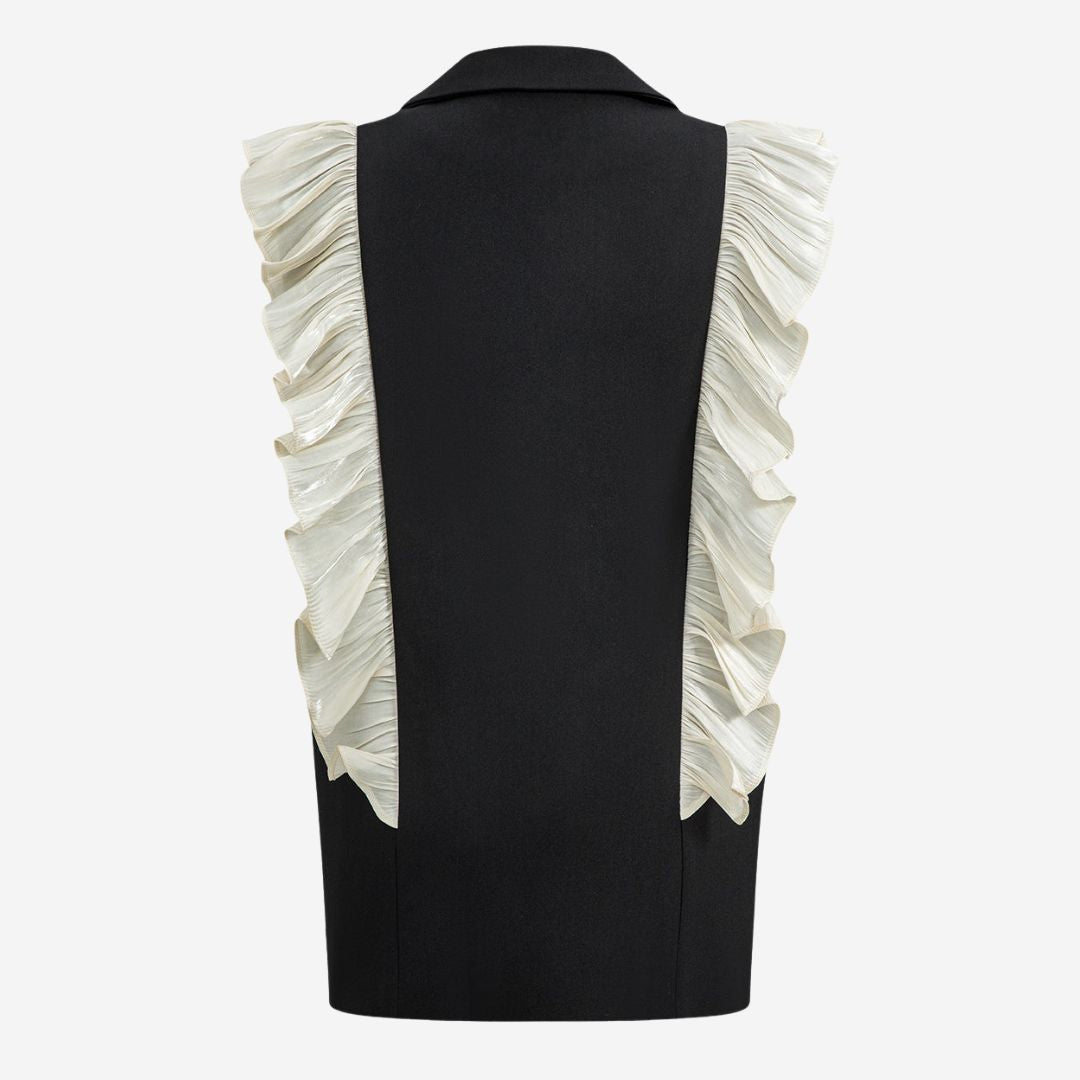 Svart ärmlös kavajväst med plisserade volanger och dekorativt metallspänne