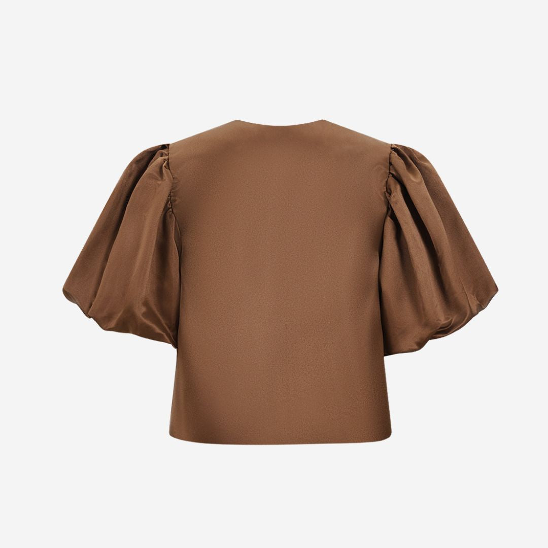Brun satintopp med puffärmar och dekorativ knappdetalj