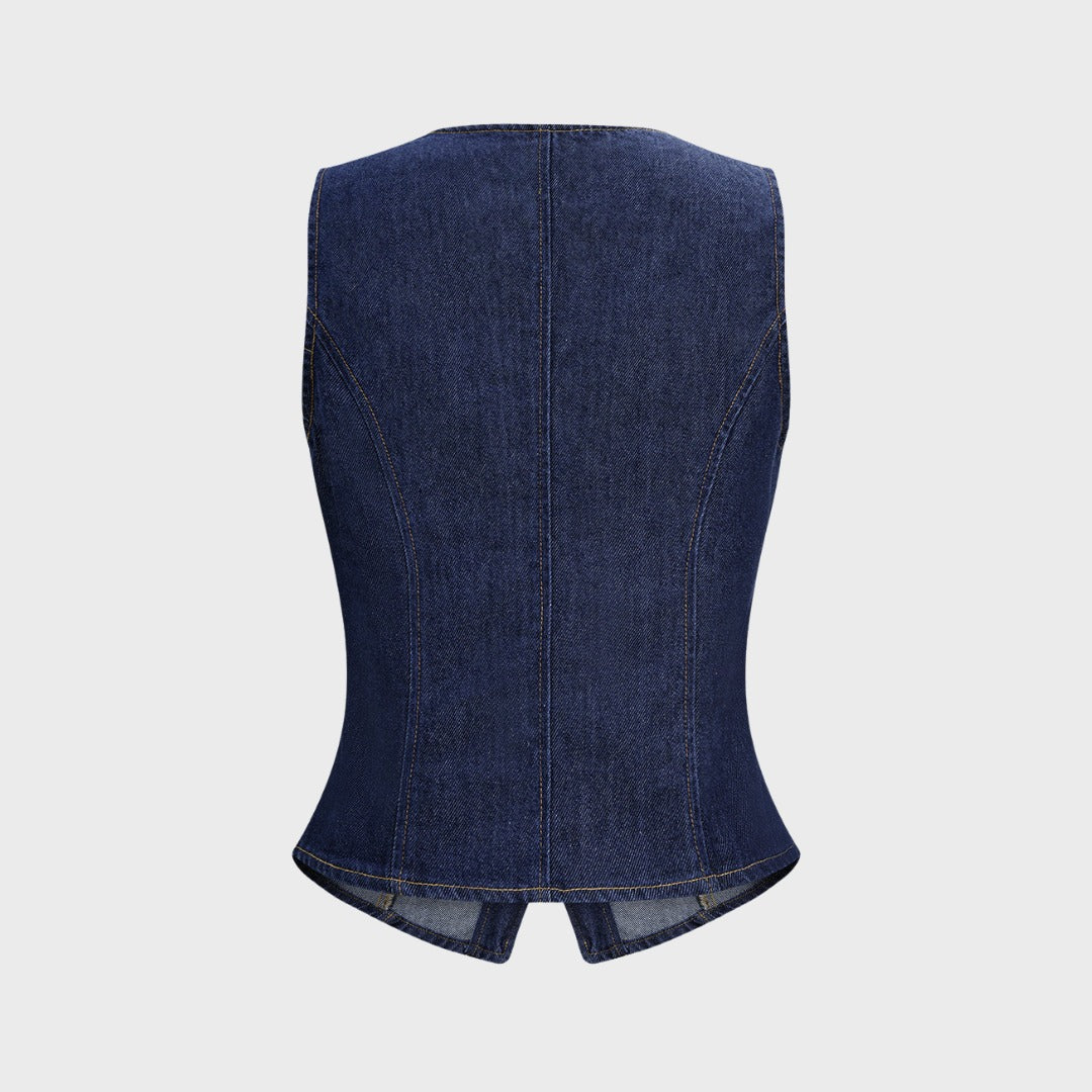 Figursydd denimväst med dekorativa knappar och rund halsringning