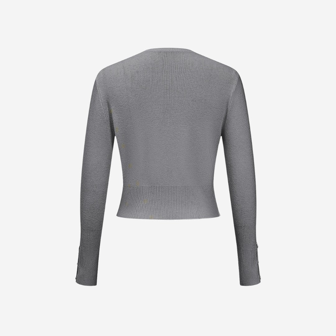 Grå slim fit stickad topp med asymmetrisk knappdetalj och rund halsringning