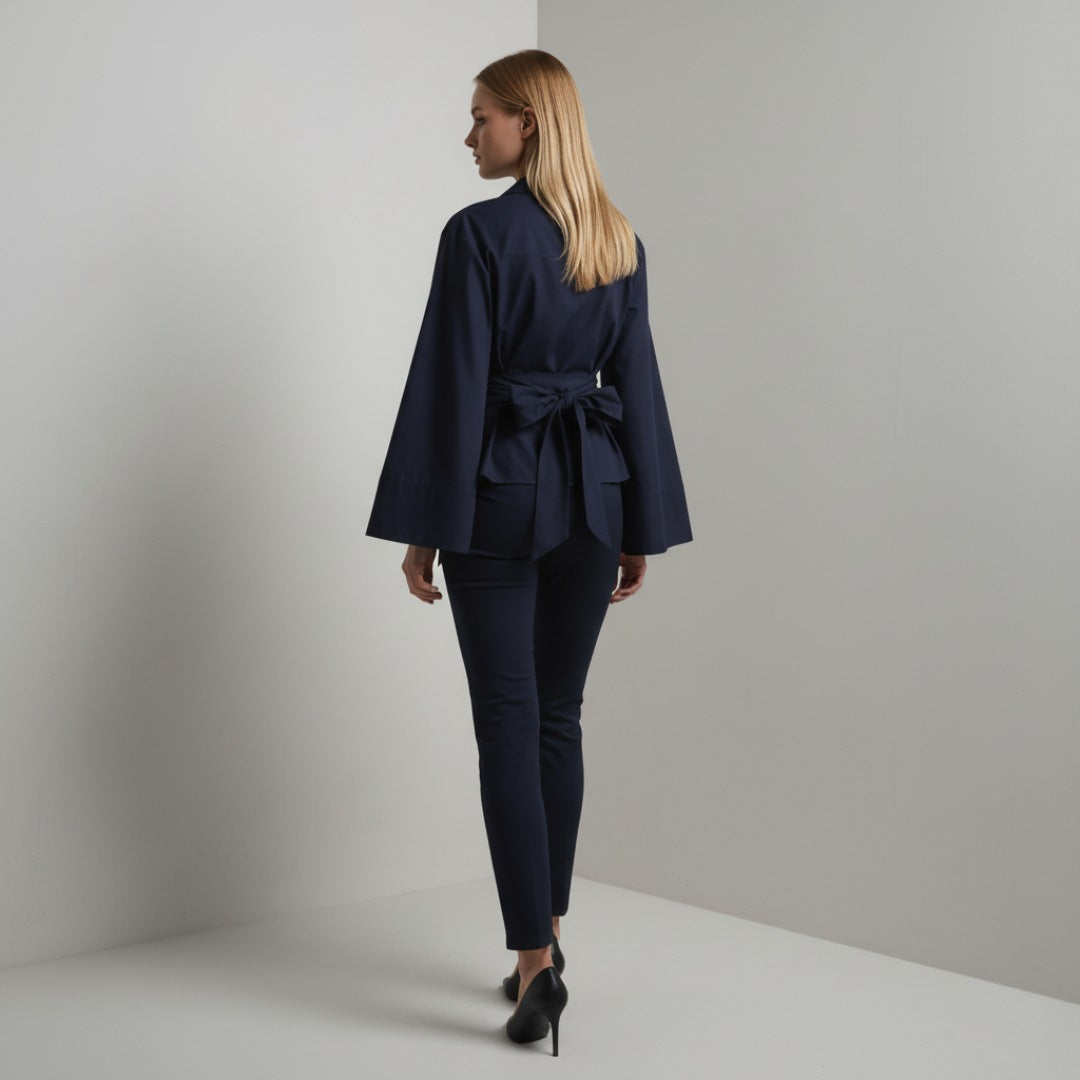 Omslagsblus med V-ringning och vida ärmar