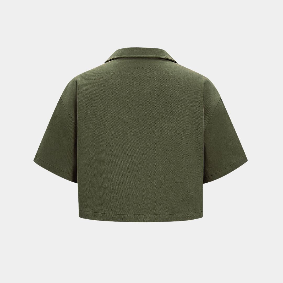 Militärgrön kortärmad skjorttopp i kraftig bomull med metallknappar och dekorativa spännen framtill