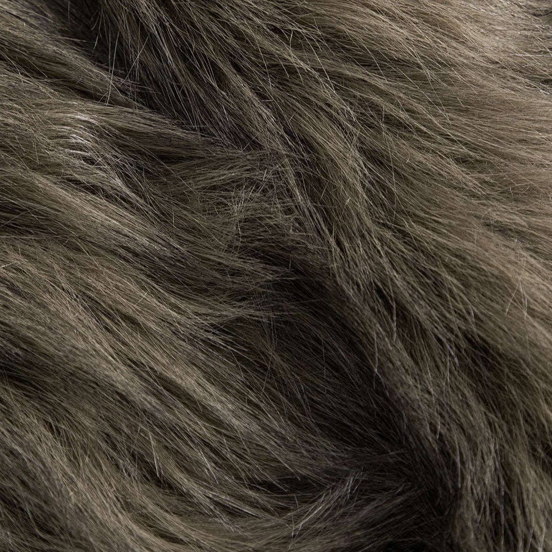 Kaffebrun jacka i fuskläder med grå fuskpäls och bred krage för dam