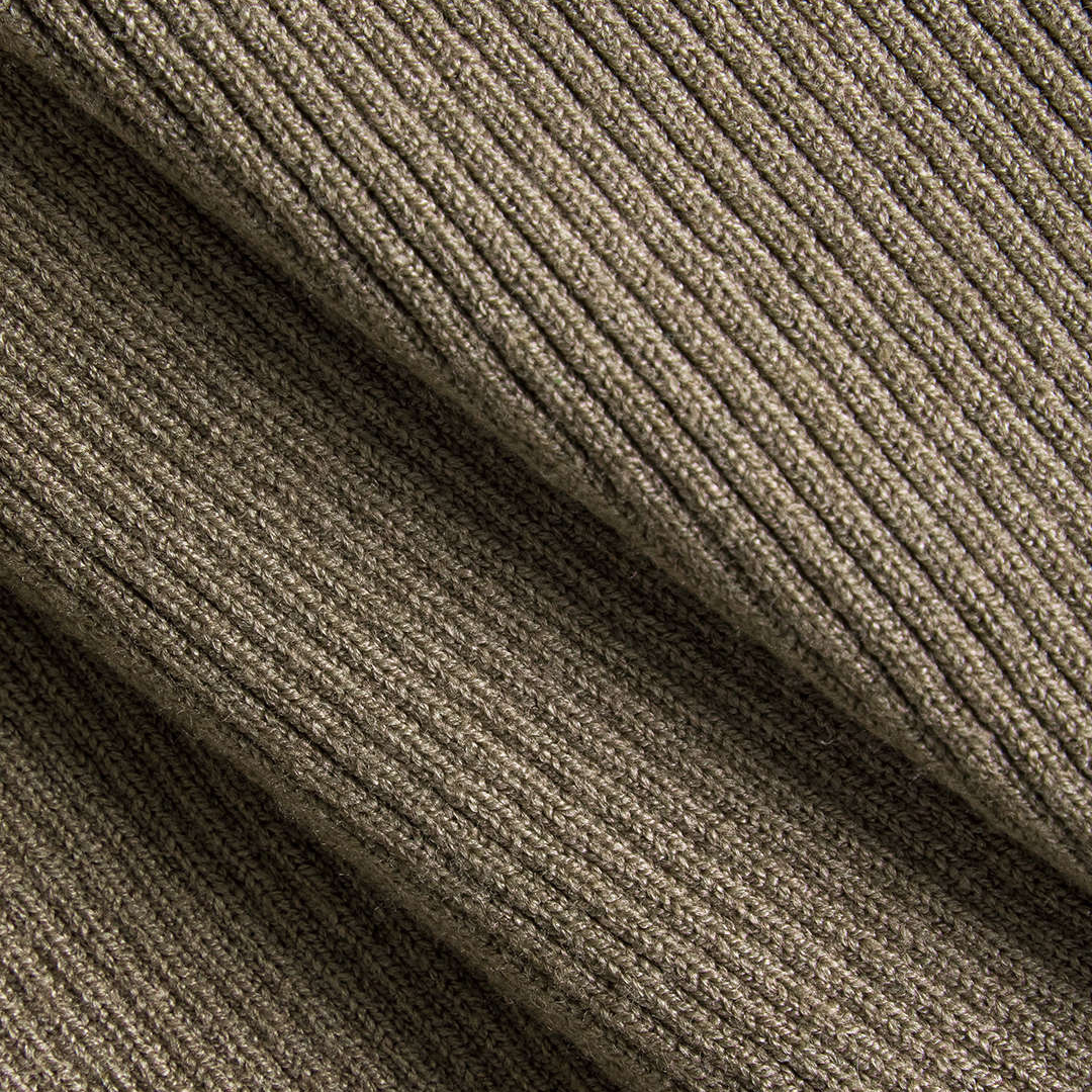 Stickad topp med dekorativa knappar och djup urringning för elegant vardagsstil