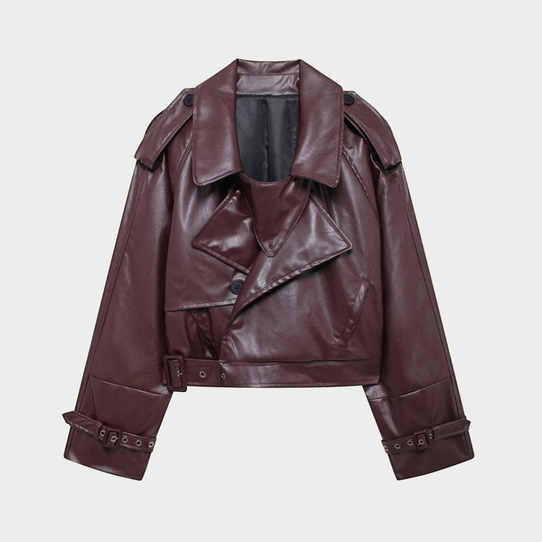 Kort trenchjacka i läderimitation med slagkrage och justerbara detaljer