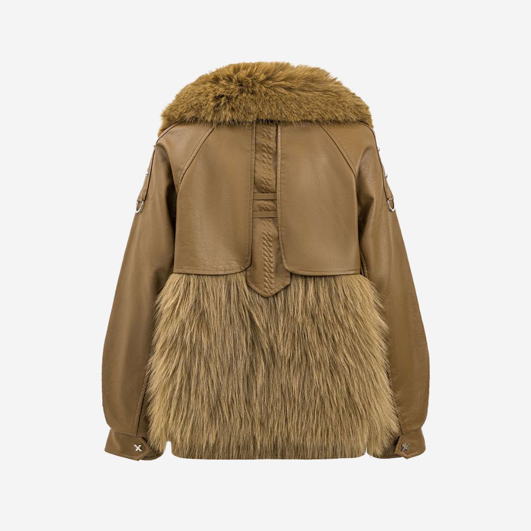 Brun jacka i fusk­läder med fuskpäls och dekorativa fickor för dam