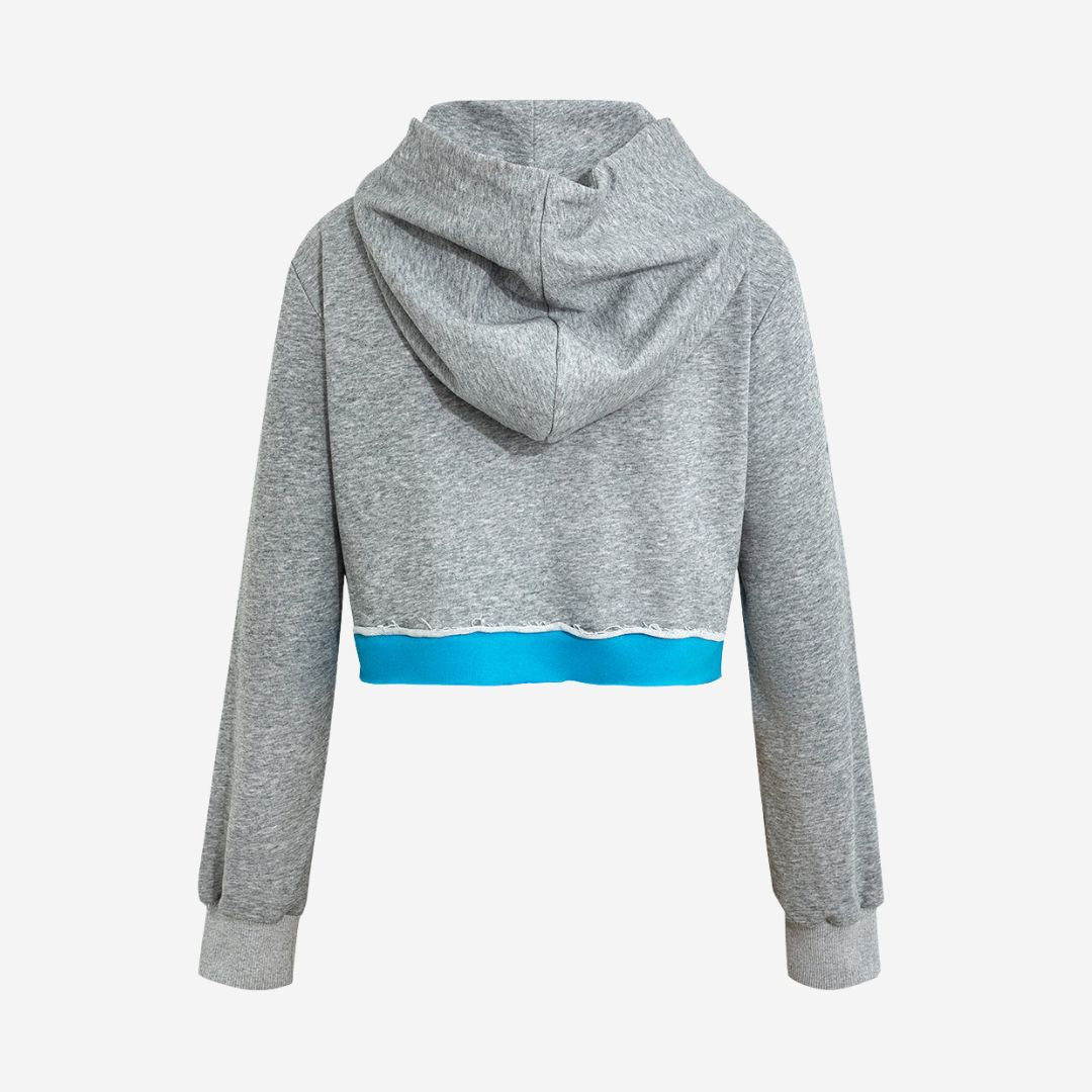 Grå kort huvtröja i melerad grå färg med kontrasterande blå kantdetalj