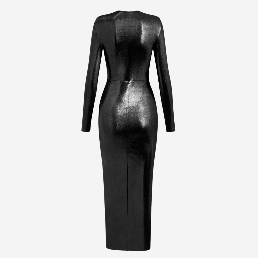 Lång svart klänning i glansigt coated tyg med draperad front och djup urringning