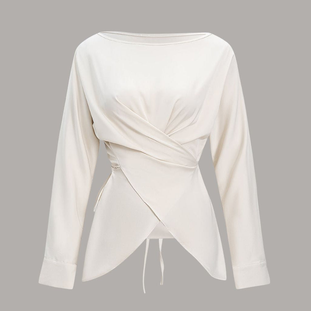 Elfenbensvit omlottblus i satin med midjeband och drapering