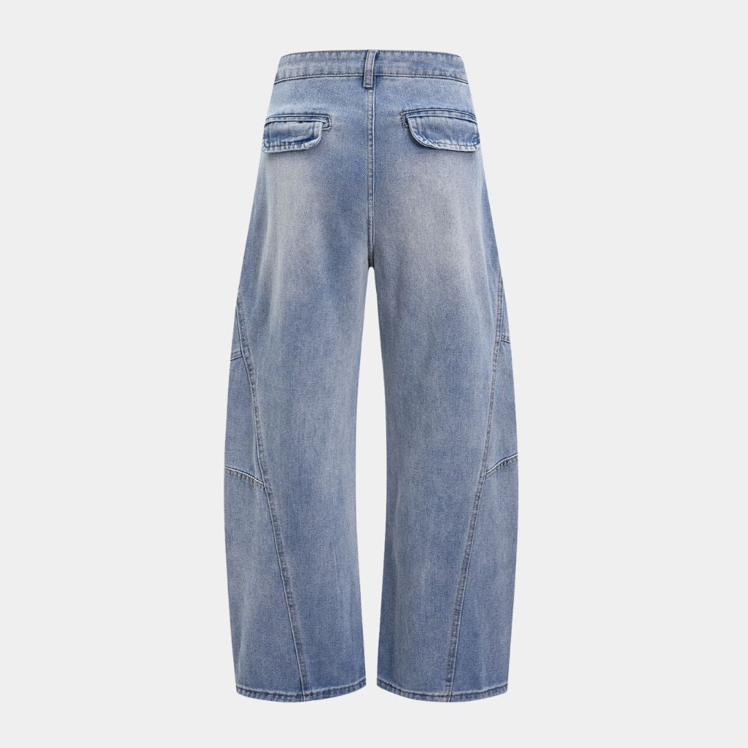 Ljusblå denimjeans med markerade veck, kontrastsömmar och korta vida bevn