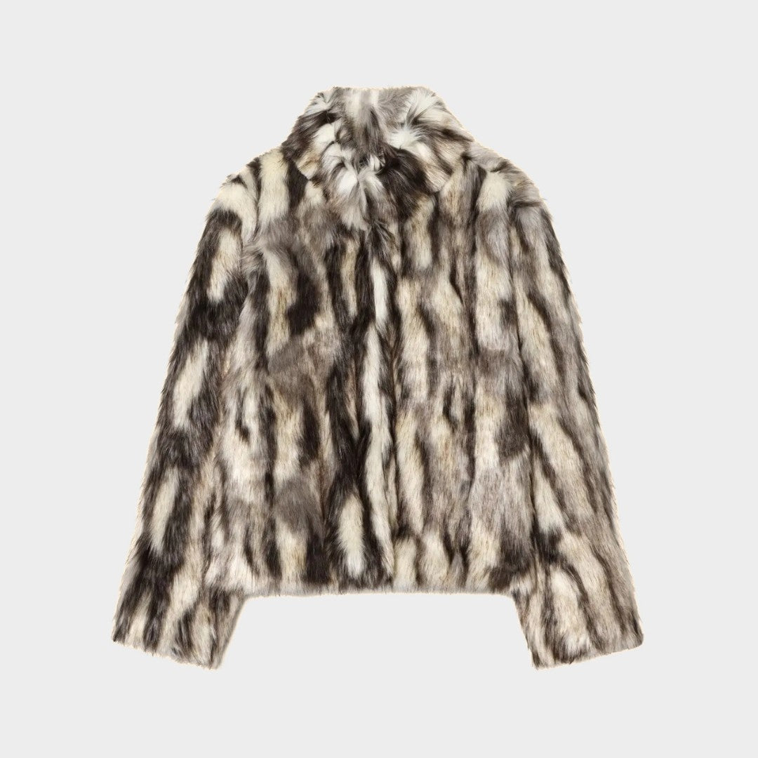 Kort fuskpälsjacka med djurmönster och dold knäppning