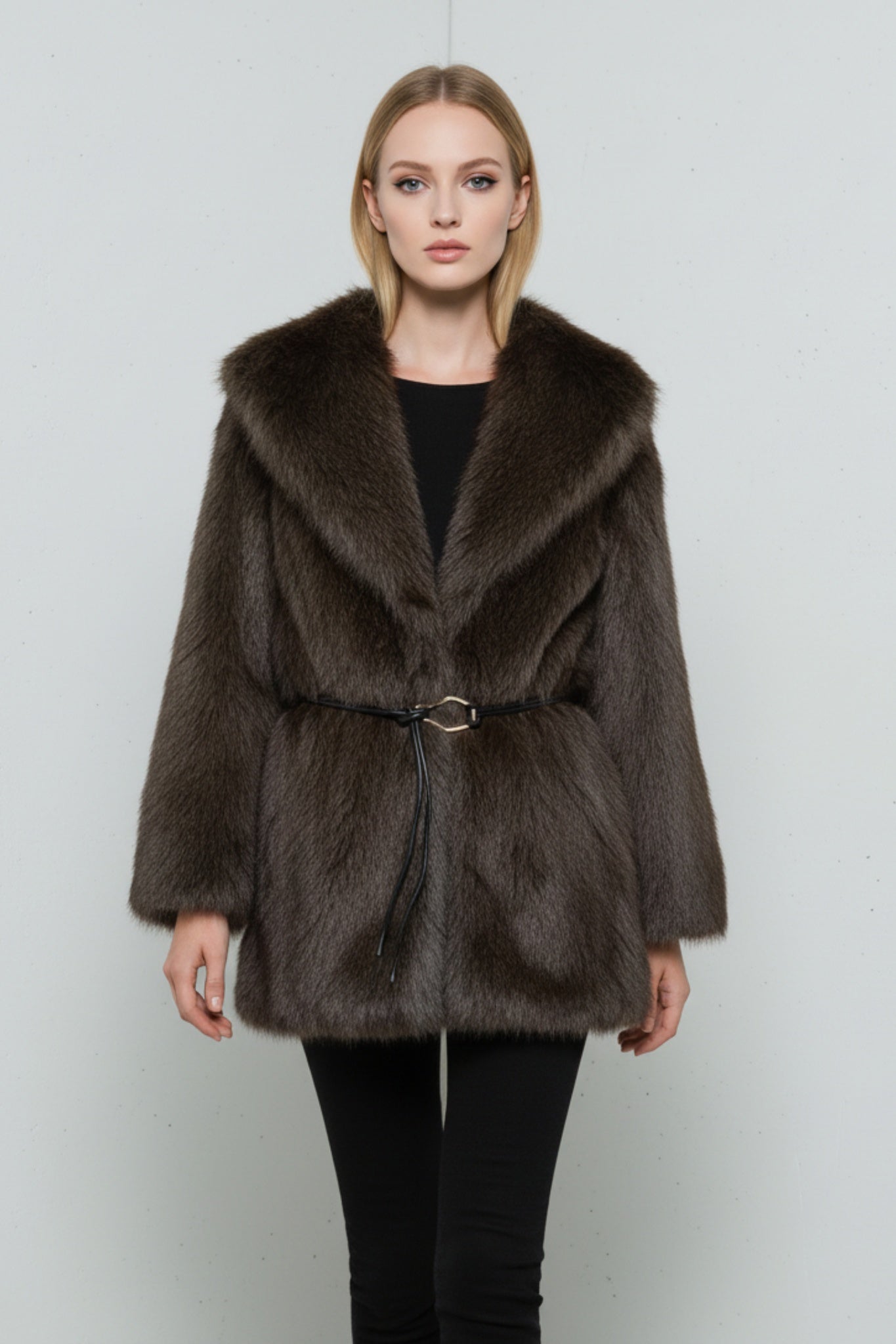 Pälsimitation kavajjacka med bälte och elegant silhuett