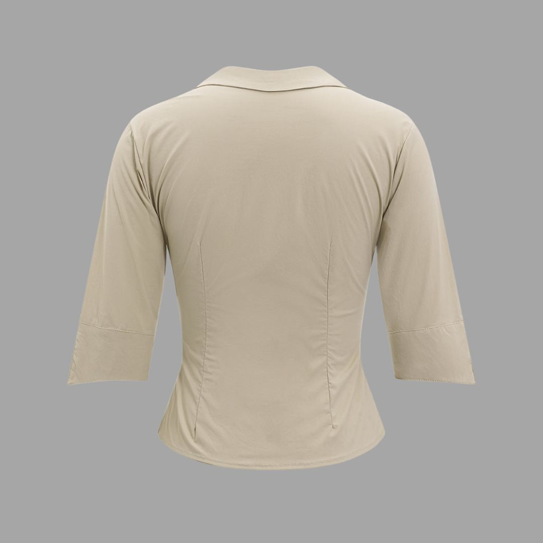 Beige figurnära blus med djup V-ringning och trekvartsärmar