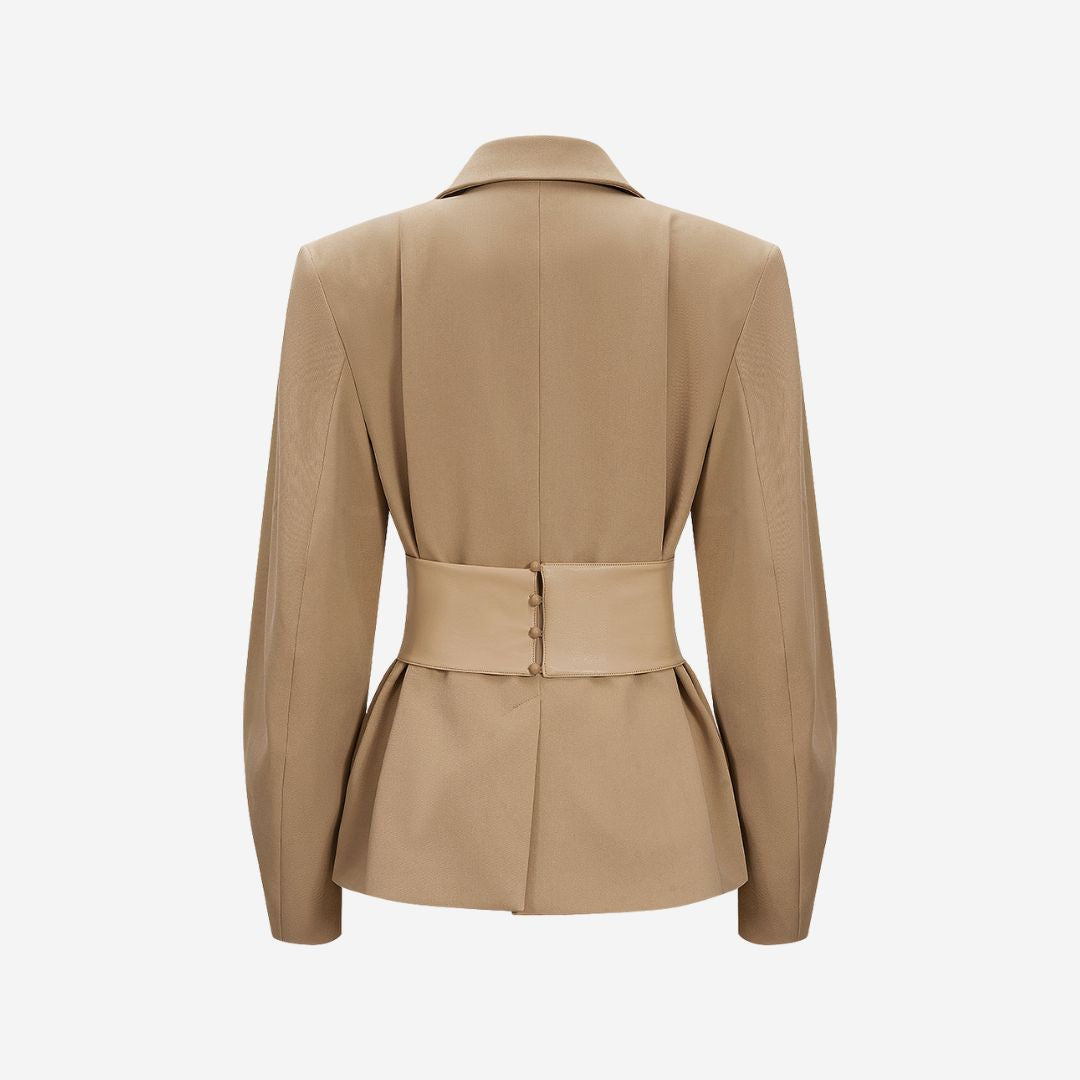 Khaki kavaj med markerad midja och dekorativt bälte i skräddarsydd silhuett