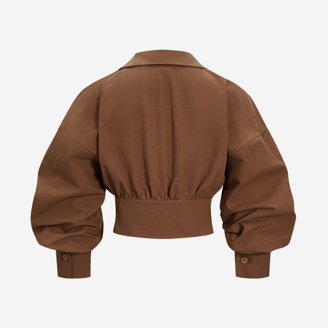 Brun kort jacka med bred krage, voluminösa ärmar och markerad midja i vävt tyg