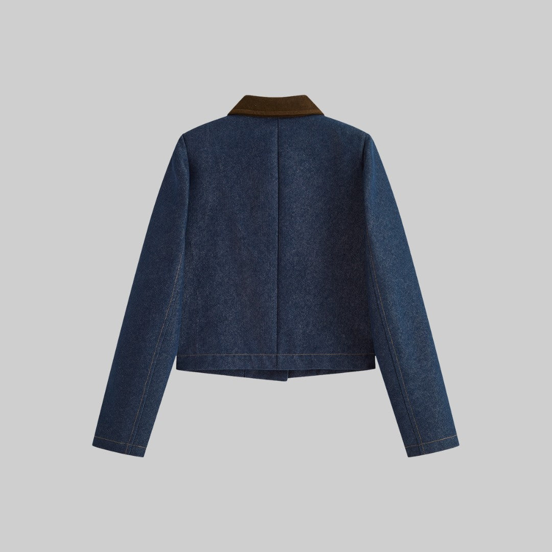 Kort denimjacka med kontrastkrage i mocka och dekorativa guldknappar