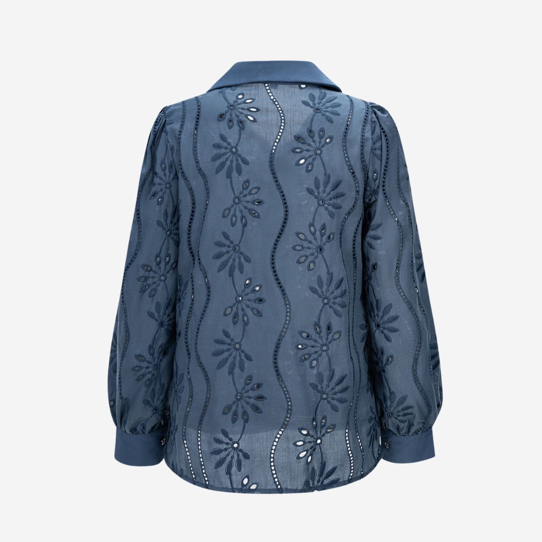 Blå blus med broderade blommor och transparent struktur