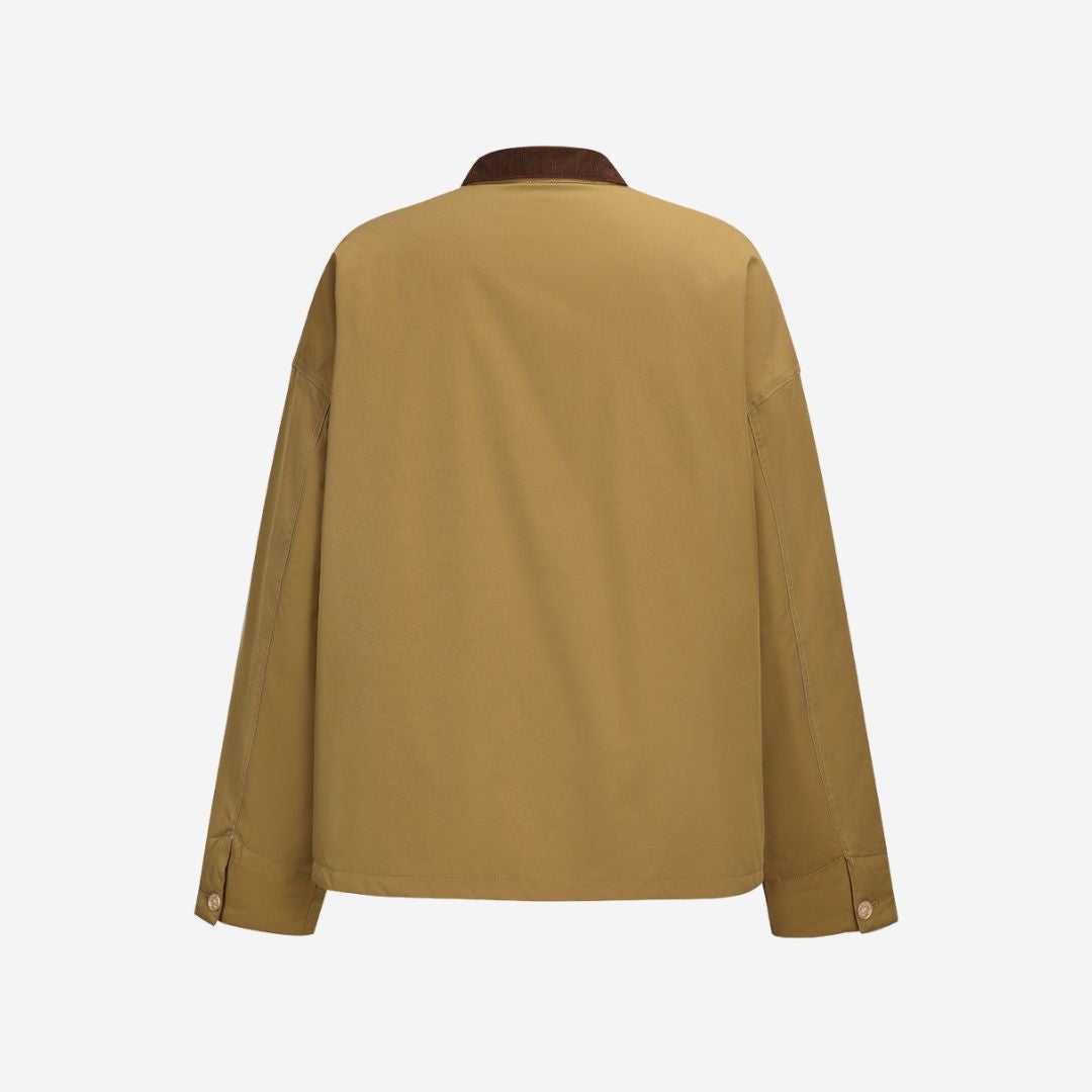 Brun workwear jacka med brun manchesterkrage, dekorativa knappar och fyrficksdesign i avslappnad passform