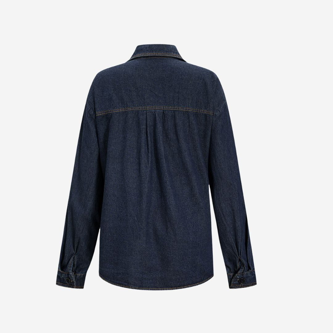 Mörkblå denimskjorta med asymmetrisk ficka och metallspänne i midjan