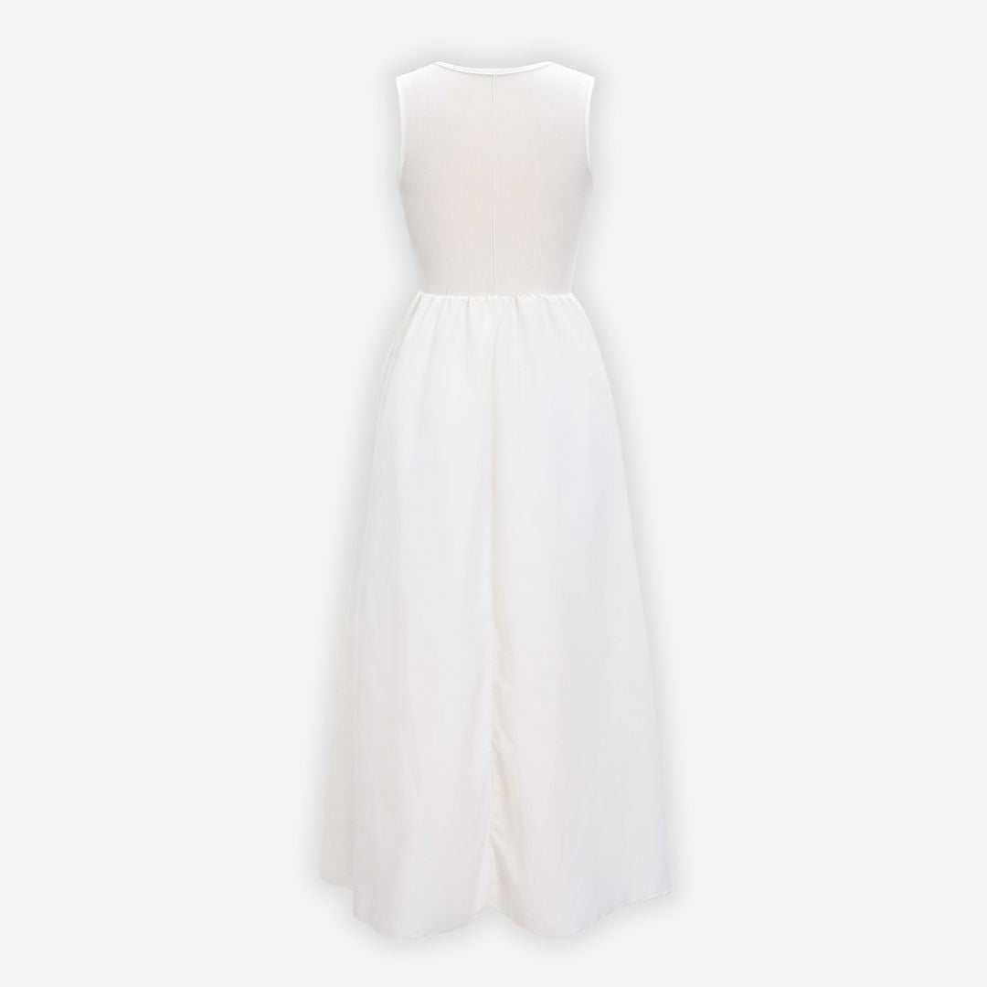 Vit ärmlös midiklänning i vävt tyg med markerad midja och utsvängd kjol