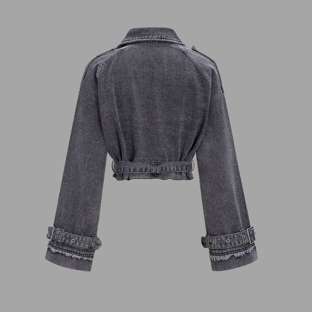Mörkgrå kort denimjacka med bälte slagkrage och råa fållkanter i tvättad denim