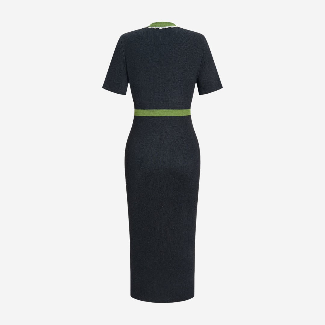 Stickad midiklänning med dekorativa fickor och knappslå fram