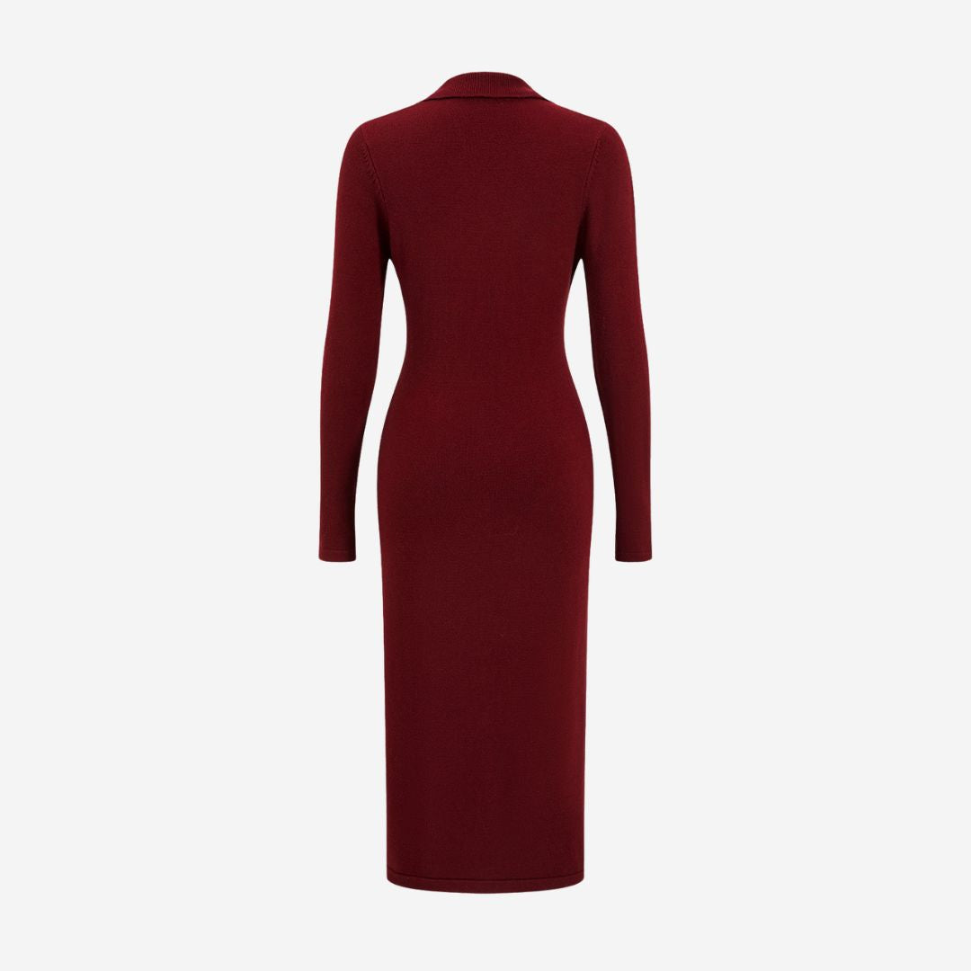 Bourgogne stickad midiklänning med krage och dekorativ knappslå framtill